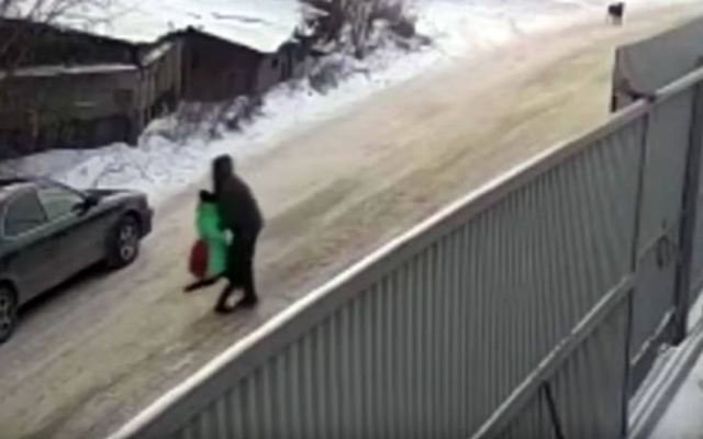 Βίντεο με την τρομαχτική στιγμή που παιδόφιλος αρπάζει 9χρονη