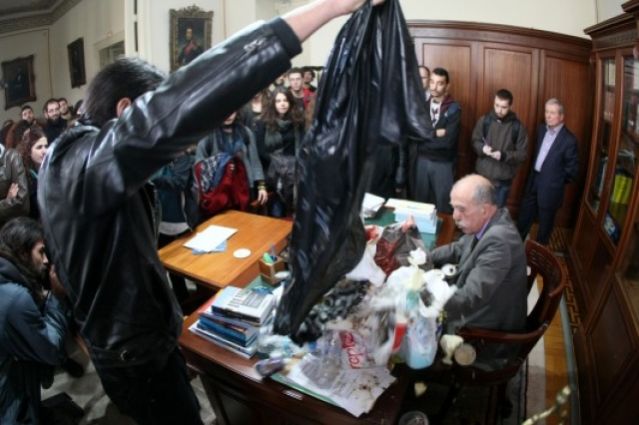 Φοιτητές άδειασαν σακούλες με σκουπίδια πάνω στον αντιπρύτανη! - ΒΙΝΤΕΟ