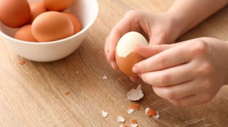 Αυτός είναι ο viral τρόπος για να ξεφλουδίσεις το αυγό σου σε 2 δευτερόλεπτα