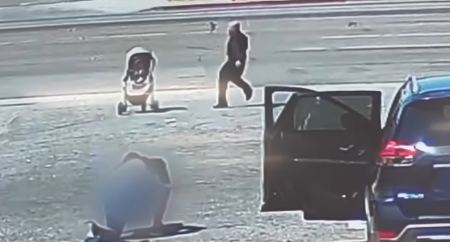 «Στο τσακ!»: Περαστικός πρόλαβε παιδικό καρότσι προτού κυλήσει σε δρόμο, απίστευτο βίντεο!