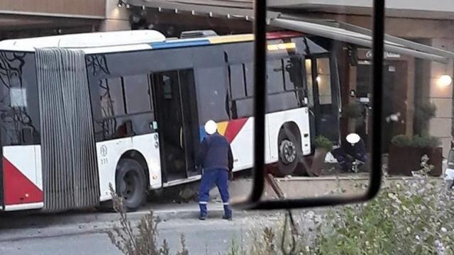 Θεσσαλονίκη: 4 τραυματίες από σύγκρουση Ι.Χ. με αστικό λεωφορείο