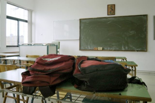 Σοκάρει η σύλληψη δασκάλου που ασελγούσε σε μαθήτριές του - Τι λένε γονείς και εκπαιδευτικοί