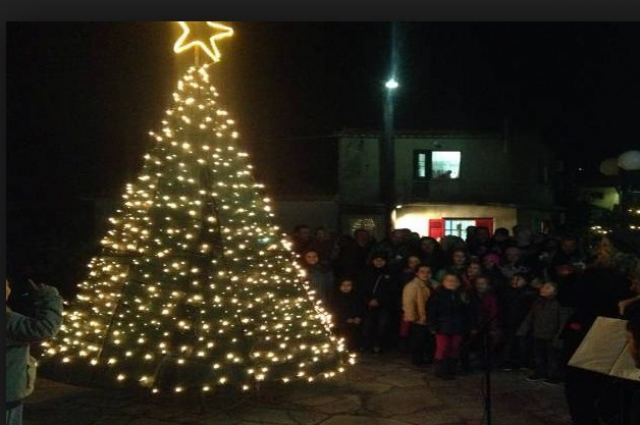 Κυριακή: Χριστουγεννιάτικη γιορτή και άναμμα δέντρου στον Αχινό