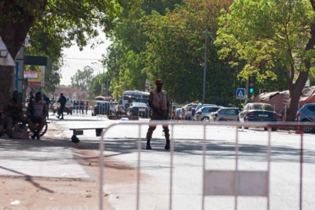 Μπουρκίνα Φάσο: Ένοπλοι “γάζωσαν” πιστούς σε εκκλησία και σκότωσαν 15 ανθρώπους