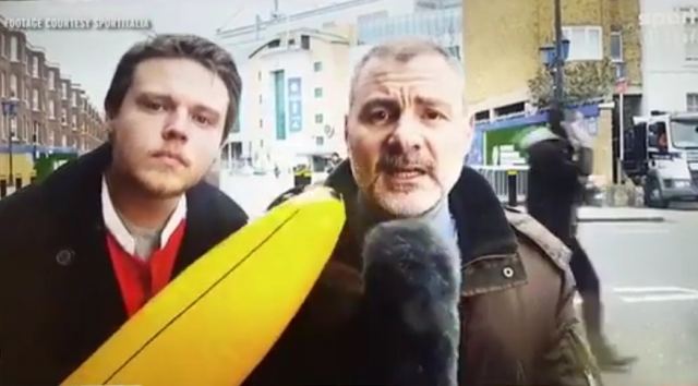 Θα κλάψετε από τα γέλια - Νεαρός παρενοχλεί ρεπόρτερ με μια μπανάνα! - BINTEO
