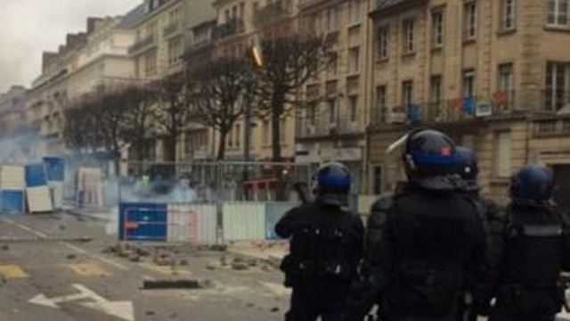 Συγκρούσεις μεταξύ των «κίτρινων γιλέκων» και της αστυνομίας στο Παρίσι