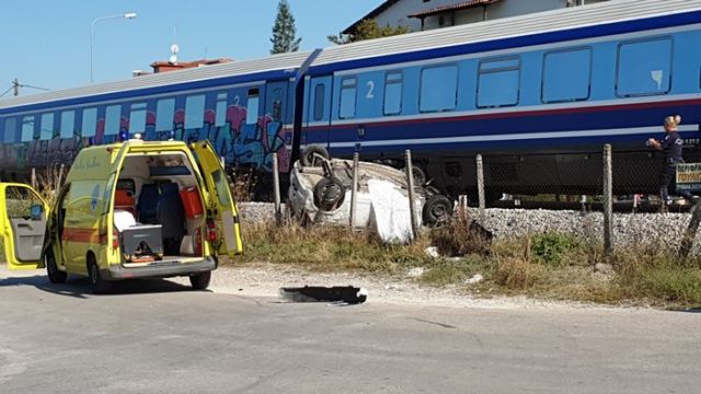 Σοκαριστικό τροχαίο: Τρένο εμβόλισε αυτοκίνητο - Νεκρή η οδηγός