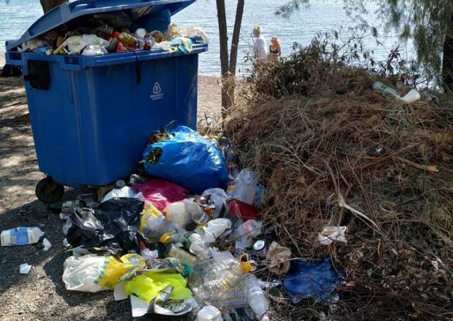 Μελίσσια: Τα σκουπίδια έφτασαν στη θάλασσα