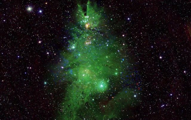 Το «Χριστουγεννιάτικο δέντρο» της NASA από τα φώτα σμήνους αστέρων