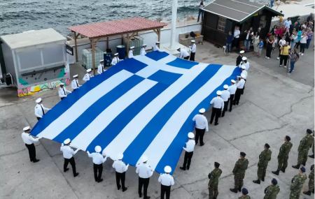 28η Οκτωβρίου – Χίος: Υψώθηκε μία τεράστια ελληνική σημαία στο λιμάνι του νησιού