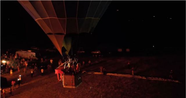 Η «ιπτάμενη» πιανίστρια «χτύπησε» ξανά - Έπαιξε σε αερόστατο πάνω από τη λίμνη Υλίκη