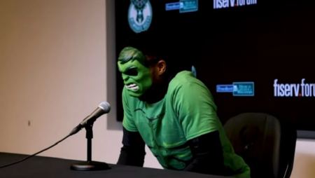 Ντυμένος Hulk πήγε ο Αντετοκούνμπο στη συνέντευξη Τύπου αφού διέλυσε τους Χιτ – «Μην φοβάστε»