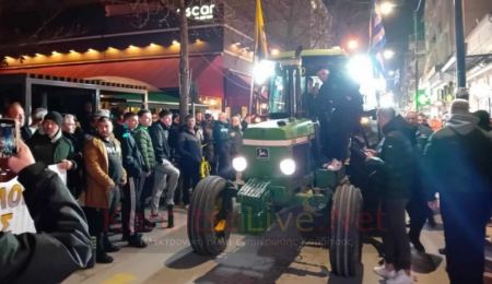 Οι αγρότες μπήκαν με τα τρακτέρ στην Καρδίτσα - ΒΙΝΤΕΟ