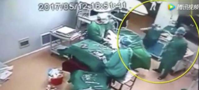 Γιατροί «παίζουν ξύλο» ενώ ο ασθενής χειρουργείται - ΒΙΝΤΕΟ