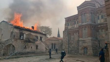 Φωτιά στη Βοιωτία: Καίγεται η ιστορική μονή του Οσίου Λουκά - Δείτε βίντεο και φωτογραφίες