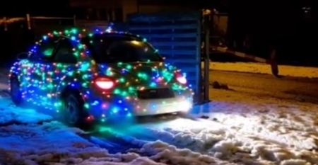 Τύπος μετέτρεψε το αυτοκίνητο του σε χριστουγεννιάτικο δέντρο και έγινε viral στο TikTok (ΒΙΝΤΕΟ)
