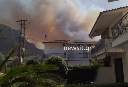 Ξεφεύγει η μεγάλη φωτιά στο Αίγιο - Μήνυμα 112 για εκκένωση οικισμού - Οι φλόγες πλησιάζουν σπίτια