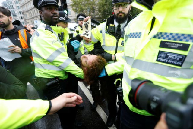 Λονδίνο: Η αστυνομία συνέλαβε 276 ακτιβιστές που συμμετείχαν σε διαδήλωση για το κλίμα