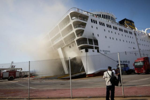 Ελευθέριος Βενιζέλος: Άγνωστο πότε θα σβήσει η φωτιά – Μεγαλώνει η κλίση του πλοίου