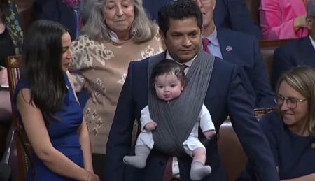 Πήγε σε ψηφοφορία στη Βουλή με το μωρό στο μάρσιπο - Το τάισμα και η αλλαγή πάνας που έγιναν viral
