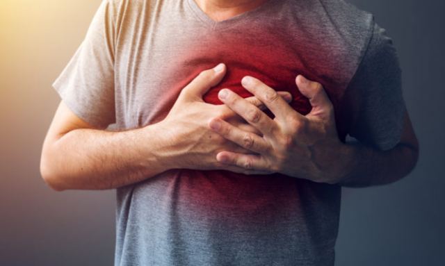 Έμφραγμα: Τι να κάνετε αν νιώσετε ότι παθαίνετε καρδιακή προσβολή