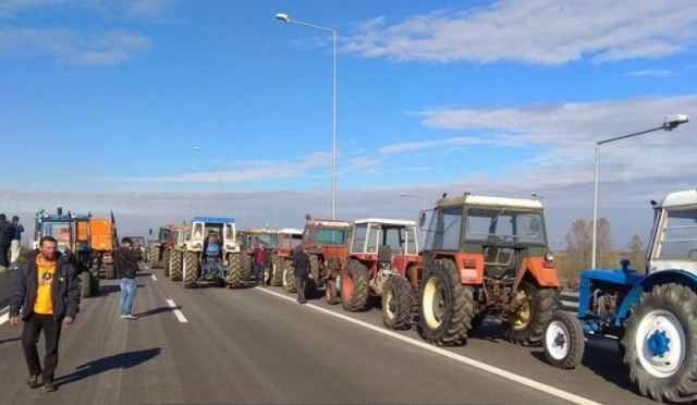 Παρέταξαν τα τρακτέρ στον Ε65 οι αγρότες (ΦΩΤΟ-ΒΙΝΤΕΟ)