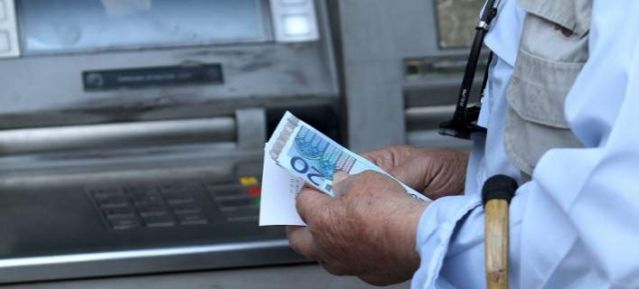 FT: Οι ελληνικές τράπεζες ετοιμάζουν πλάνο για «κούρεμα» καταθέσεων
