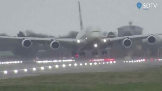Απίστευτη προσγείωση του Airbus A380 με την καταιγίδα Ντένις