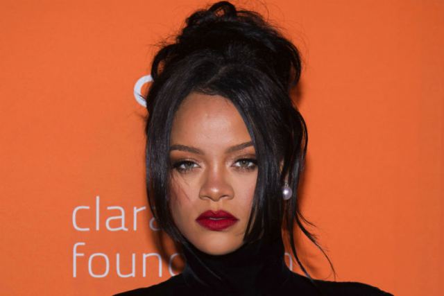 H Rihanna θα κυκλοφορήσει την αυτοβιογραφία της