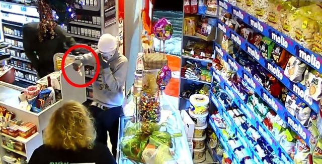 Ληστεία με όπλο σε σούπερ μάρκετ στα Καμένα Βούρλα