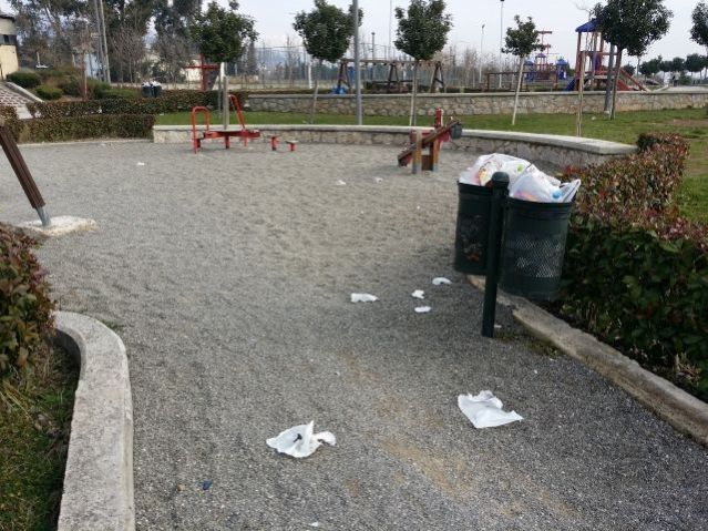 Λαμία: Απαράδεκτη και επικίνδυνη παιδική χαρά γεμάτη σκουπίδια (ΒΙΝΤΕΟ - ΦΩΤΟ)