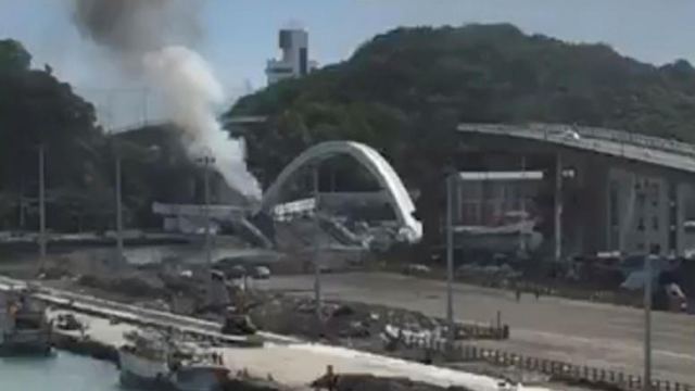 Ταϊβάν: Η στιγμή της κατάρρευσης της γέφυρας σε λιμάνι