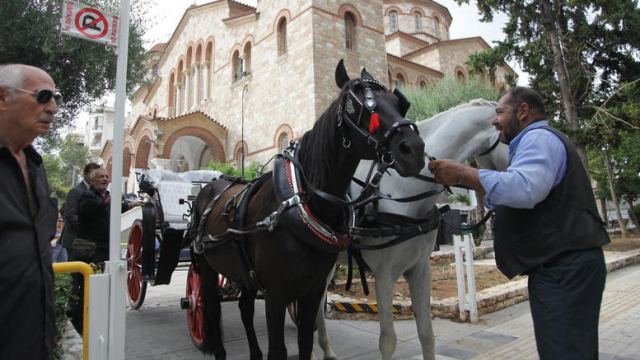 Ενα αμάξι με δυο άλογα στην κηδεία του Κώστα Βίρβου