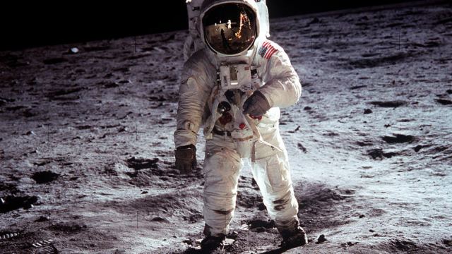 Η NASA τιμά τον ιστορικό περίπατο και ετοιμάζει την «επιστροφή»
