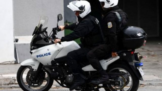 Καταδίωξη κλεμμένου αυτοκινήτου στον Κολωνό - Συνελήφθη ο οδηγός