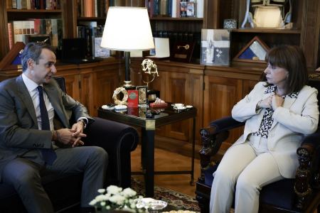 Συνάντηση Μητσοτάκη με Σακελλαροπούλου στο Προεδρικό Μέγαρο – «Ανησυχούμε για την κλιμάκωση στην Μέση Ανατολή»