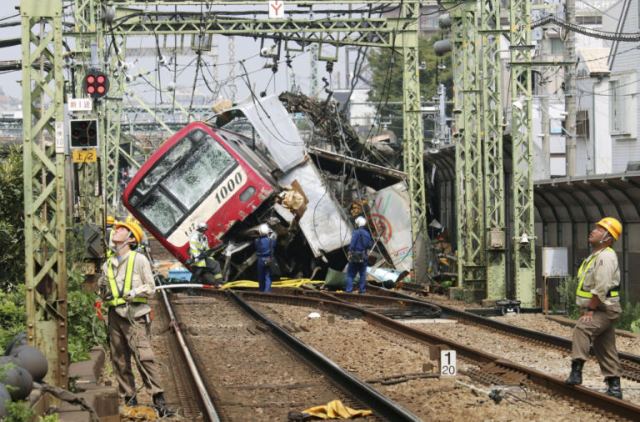 Απίστευτες εικόνες από την σύγκρουση τρένου με φορτηγό στην Ιαπωνία