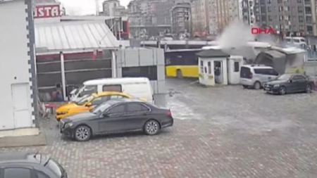 Η σοκαριστική στιγμή που τραμ συγκρούεται και «κόβει» στα δύο λεωφορείο στην Κωνσταντινούπολη