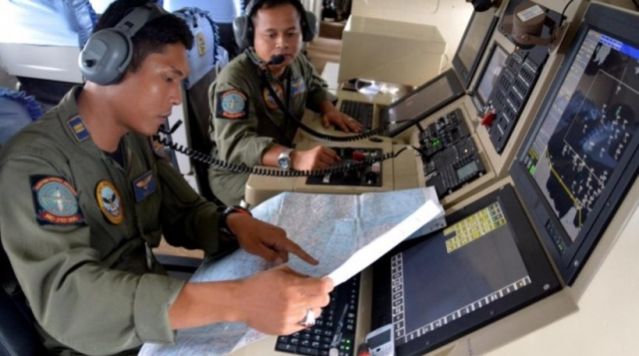 Πιθανότατα στον «πάτο του ωκεανού» το αεροσκάφος της AirAsia λένε οι Ινδονήσιοι