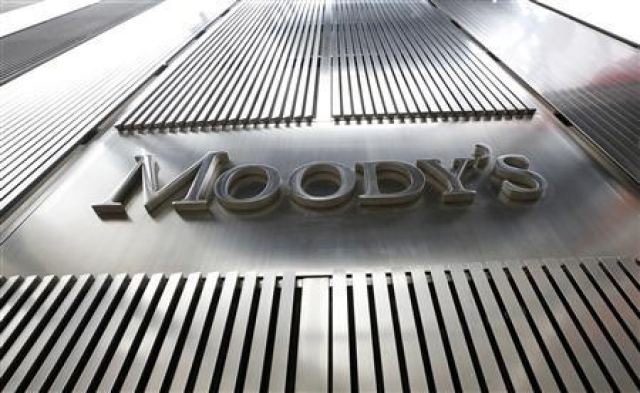 “Πέφτει” η απόδοση των ομολόγων μετά την αναβάθμιση από τη Moody’s