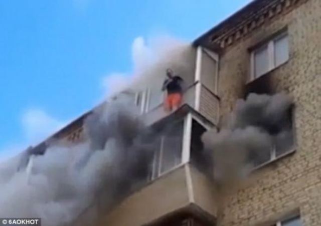 Πενταμελής οικογένεια πηδά από τον πέμπτο όροφο για να γλιτώσει από τις φλόγες – ΒΙΝΤΕΟ