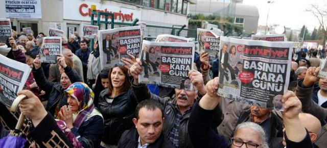 «Ψεύτη Ταγίπ»: Στον δρόμο διαδηλωτές κατά της σύλληψης των Τούρκων δημοσιογράφων  (φώτο)