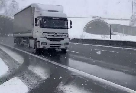 Καραμπόλα 58 οχημάτων όταν δίπλωσε νταλίκα λόγω παγετού στην Τουρκία - Τραυματίες και εγκλωβισμένοι