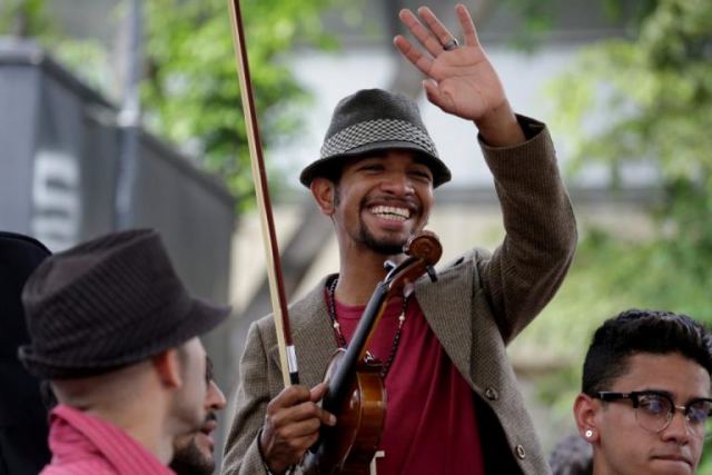 Ελεύθερος ο βιολιστής της Βενεζουέλας! Τον έδειραν με το βιολί του [pics, vids]