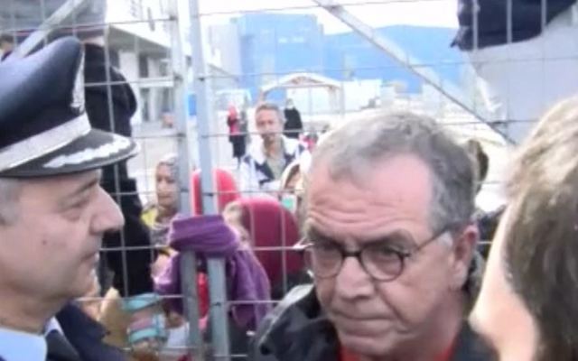 Πρόσφυγες και μετανάστες δεν αφήνουν τον Μουζάλα να μπει στο Ελληνικό