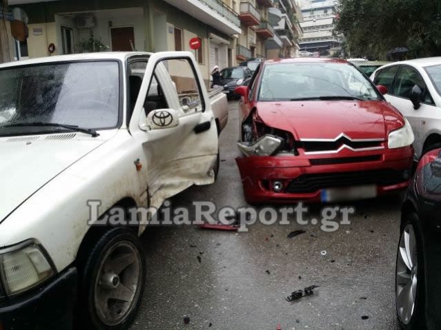 Τριπλή καραμπόλα αυτοκινήτων μέσα στη Λαμία - Δείτε φώτο