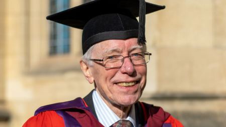 Βρετανία: 76χρονος φοιτητής πήρε το διδακτορικό του μετά από 53 χρόνια!