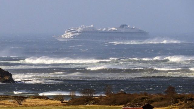 Νορβηγία: Το κρουαζιερόπλοιο Viking Sky ρυμουλκείται σε ασφαλές λιμάνι