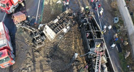 Τραγωδία στην Τουρκία με επτά νεκρούς: Λεωφορείο συγκρούστηκε με φορτηγά και τυλίχτηκε στις φλόγες