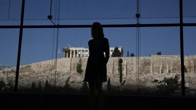 ΤΑΖ: Στην Ελλάδα, τα χρέη προπαππούδων έπεσαν στις πλάτες των δισέγγονων